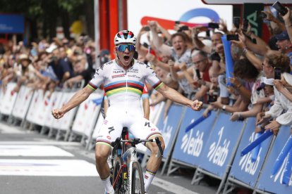 Evenepoel, en el momento de cruzar la línea de meta como ganador.