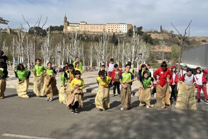 Los niños y niñas participaron en juegos tradicionales como una carrera de sacos. 