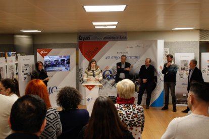 La Síndica de Aran, Maria Vergés, ayer durante la inauguración de la exposición itinerante ‘40 anys informant’.