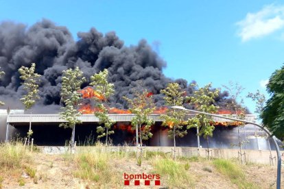 Imagen de las llamas en el incendio de Sant Boi.