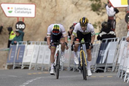 Primoz Roglic, en el tramo final de etapa, frente a Evenepoel.