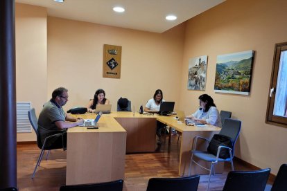 Las cuatro personas que teletrabajan desde la sala de plenos. 