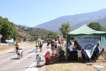 Algunos vecinos de Montardit de Baix, en Sort, que participaron en la concentración en la N-260. 