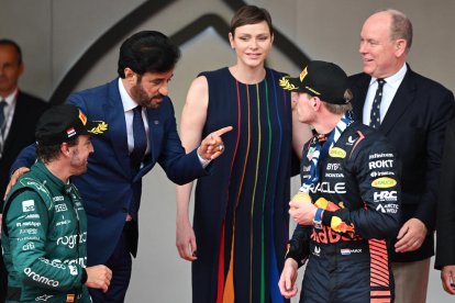 El president de la FIA felicita Verstappen i Alonso, amb els prínceps de Mònaco de fons.