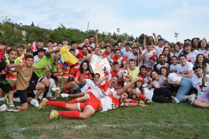 La plantilla de l’Oliana celebra amb l’afició l’ascens a Segona Catalana.