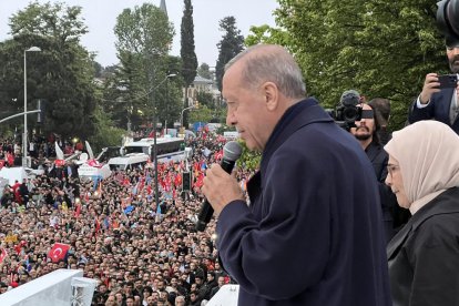 El president turc Recep Tayyip Erdogan s’adreça als seus seguidors després de guanyar les eleccions.