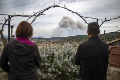 El fuego creó densas columnas de humo que se podían visibilizar desde kilómetros de distancia.