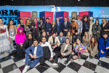 Foto de família d’artistes, presentadors, autoritats valencianes i responsables de RTVE.