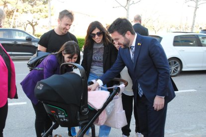 La portaveu d’ERC, Marta Vilalta, i el president Aragonès saluden els veïns de Torregrossa.