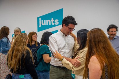 Postius y miembros de Junts, ayer en su sede después de conocer los resultados electorales.