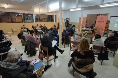 Una reunión vecinal en el espacio anexo a la iglesia.