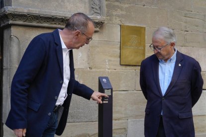 El alcalde y el presidente de Turisme de Lleida, con un prototipo de nueva señalización turística.