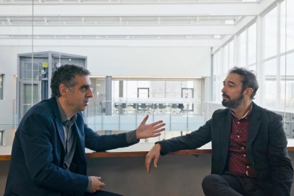 El científic Manel Esteller conversa amb Pere Estupinyà.