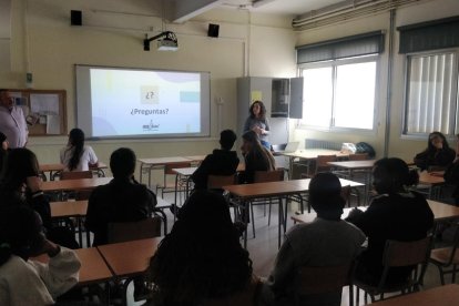 Imagen de una de las sesiones en el instituto Guindàvols.