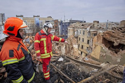 Rescatistas ucranianos trabajan en un edificio bombardeado.