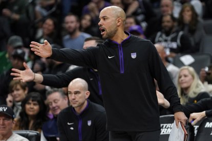 Jordi Fernández, que fue entrenador del Sícoris, durante un partido con los Sacramento Kings.