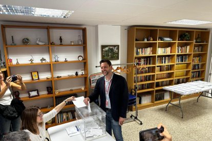 El candidat del PSC i guanyador de les eleccions a Tarragona, Rubén Viñuales, votant.