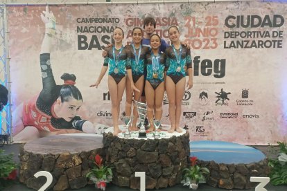 Leire Sisteré, Alexia Sevillano, Doaa Amraouy i Paula Cabrero al costat de l’entrenador Edgar Manchón.