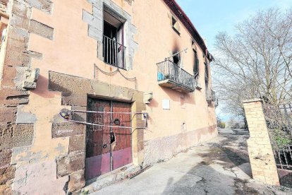 La fachada de esta fortificación medieval en Sant Guim de la Plana tras el incendio. 