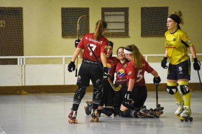 Jugadores de l’Alpicat celebren el gol que va marcar Laura Pastor.