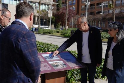 El paer en cap assenyala una fotografia de l'antiga presó de la plaça Cervantes