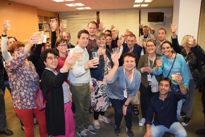 La candidatura de Compromísx La Seu, con Joan Barrera en el centro, celebrando los resultados. 