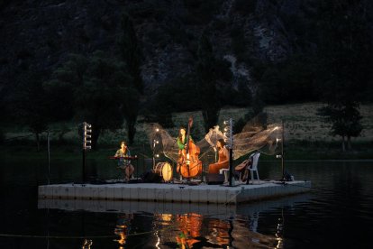 Un concierto del Dansàneu sobre el Llac de la Torrassa.