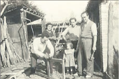 Un jovencísimo Joan Oró con su familia