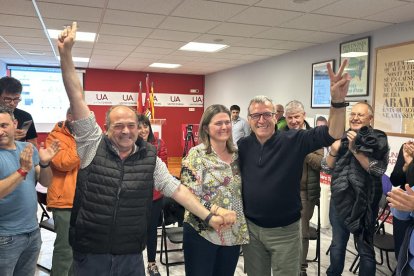 La síndica Vergés, entre Paco Boya (a la dreta) i Juan Antonio Serrano, de nou alcalde de Vielha.