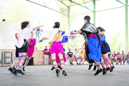 El recinto ferial de Esterri d’Àneu, escenario del espectáculo ‘Era’, del Esbart Rocasagna.