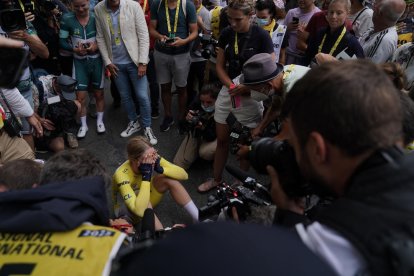 Vollering no pudo contener las lágrimas tras su triunfo en el Tour.