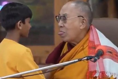 VÍDEO | El Dalai-Lama es disculpa després de demanar a un nen que li 'llepi' la llengua