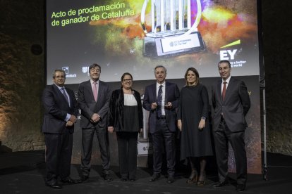 Josep Esteve, en el centro, con el galardón junto a los organizadores y patrocinadores del evento.