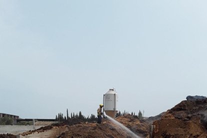 Bombers ahir en l’incendi en una granja a Massalcoreig.