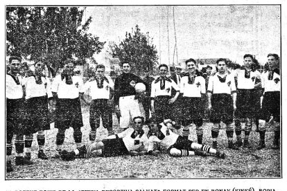 Primer equipo del FC. Lleida (temporada 23-24) en la revista Lleyda Deportiva.