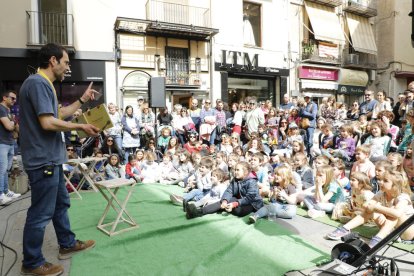 Una de les activitats del festival de narració de contes, ahir al migdia al Pati de les Comèdies.