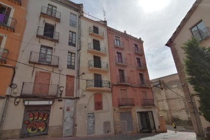 Los tres edificios de la calle Cavallers que la Paeria prevé derribar.