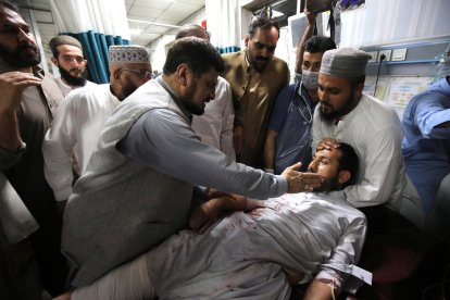 Muchos de los heridos fueron llevados al hospital de Peshawar. 