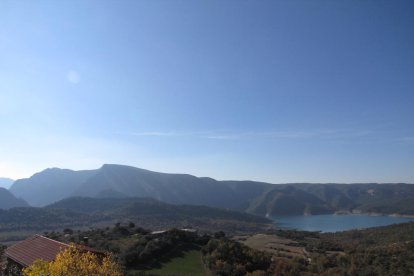 Imatge d’arxiu de l’embassament de Canelles des de Corçà, quan hi havia molta més aigua que ara.