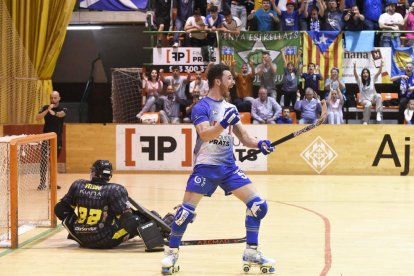 Nuno Paiva celebra el gol de falta directa que significava el 6-2 i gairebé la sentència per al Bassano.