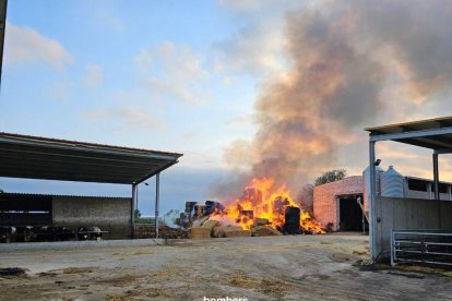 Imagen de las balas de paja ardiendo. 