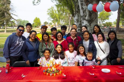 Grupos de familias y amigos se reunieron ayer en las Basses d'Alpicat para celebrar el lunes de Pascua y comer la tradicional Mona.