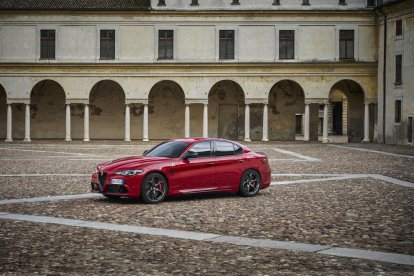 Els Alfa Romeo incrementen la seua potència fins als 520 CV, fruit de combinar el motor 2.9 V6 amb un diferencial mecànic de lliscament limitat.