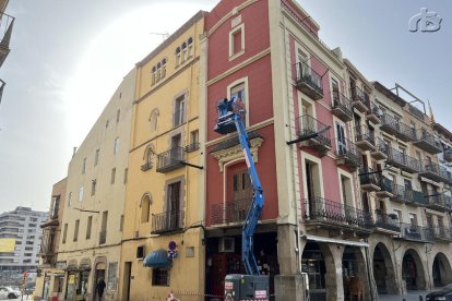 El artista Swen Schmitz comenzó ayer a pintar el nuevo mural.