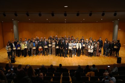 Imagen de grupo de los directivos de las empresas distinguidas ayer en el auditorio Enric Granados de Lleida.