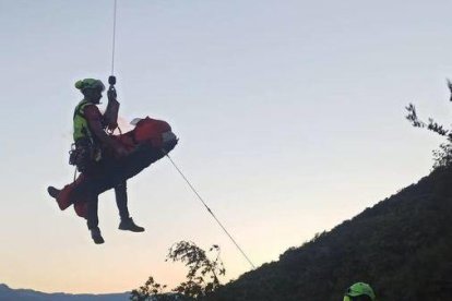 Un moment del rescat del parapentista ferit a Organyà.