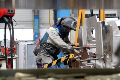 Operario trabajando en la fábrica de Alstom en Santa Perpètua.