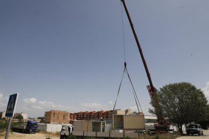 Retirada de barracones - Una grúa retiró ayer parte de los módulos prefabricados que han configurado la escuela Pinyana de Balàfia. Los alumnos y docentes se trasladaron el 4 de mayo a la nueva escuela Minerva, que también acogerá a los de la ...