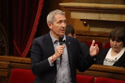 El conseller d'Educació, Josep González Cambray, intervenint durant la sessió de control al Govern.