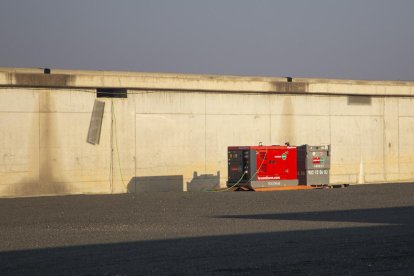 Vista de l’exterior de l’estructura del gran dipòsit de 37.500 m3, ubicat entre Torrefarrera i Alpicat.